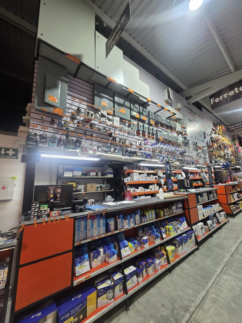 Pasillos surtidos del mercado ferretero Ferra en Tonalá